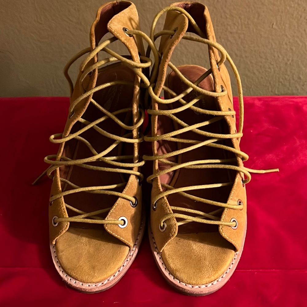 Suede lace up sandals. Yellow.